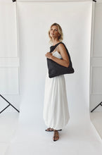 Load image into Gallery viewer, Woven Hailey Hobo Black | Vestirsti - Black