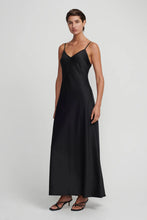 Load image into Gallery viewer, Timeless Slip Black / Hansen &amp; Gretel